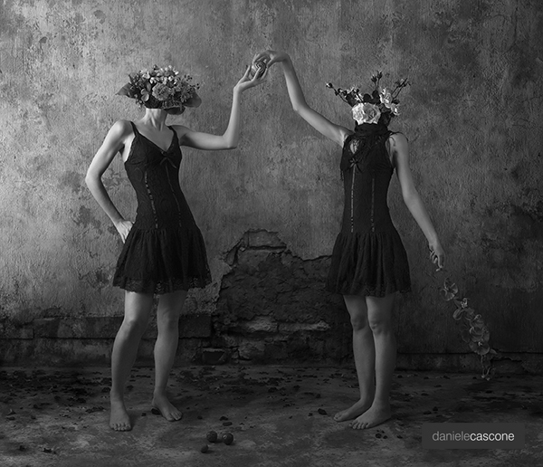 foto donne per mano