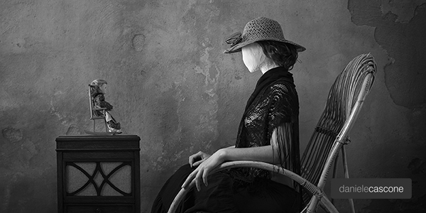 fotografia donna sedia a dondolo