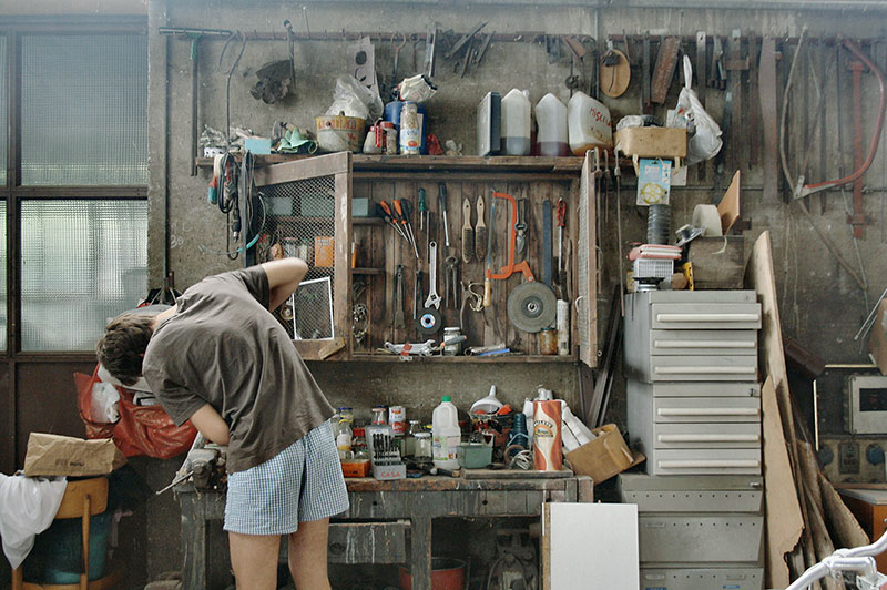 Ragazzo che lavora in garage