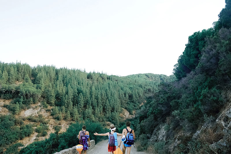 ragazzi che passeggiano su sentiero di montagna