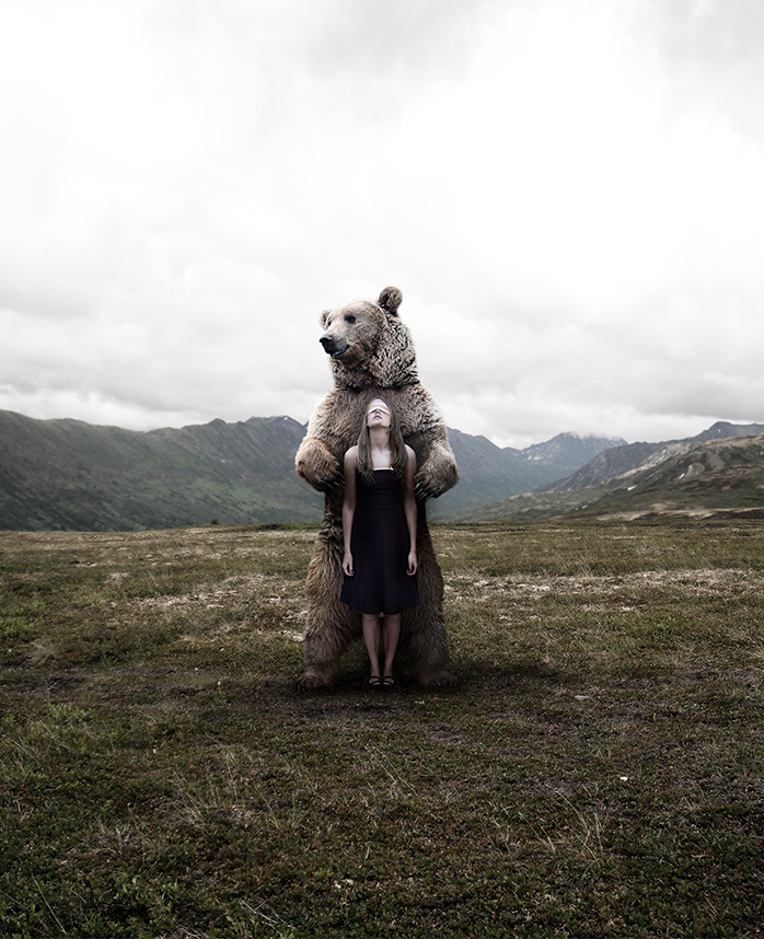 Stefano Bonazzi - ragazza abbracciata con orso